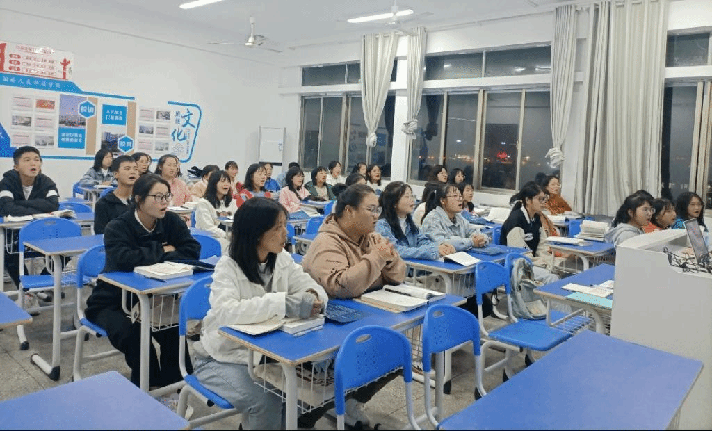 同学们在教室学唱校歌