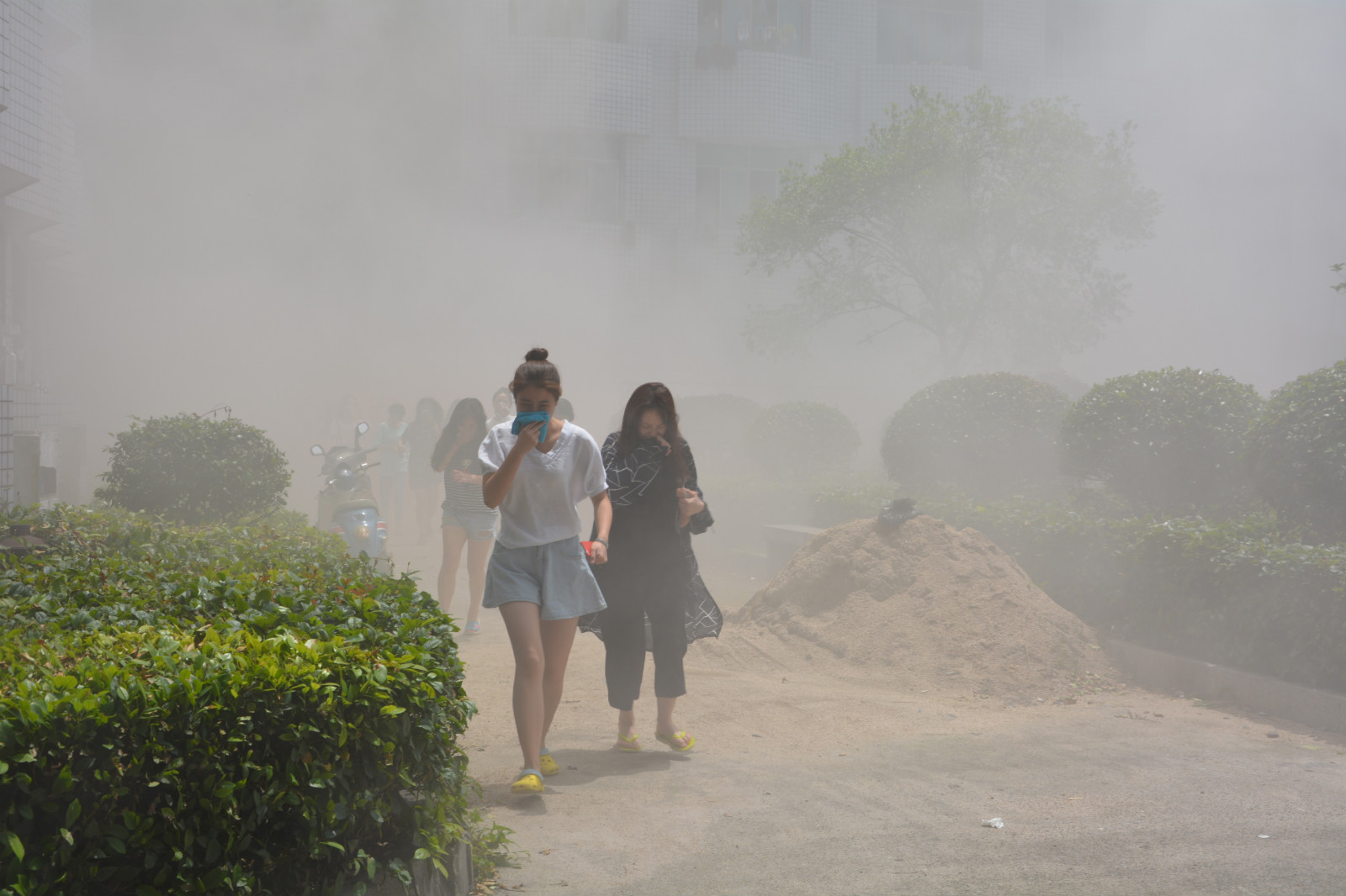 图为学生从9号宿舍疏散场景