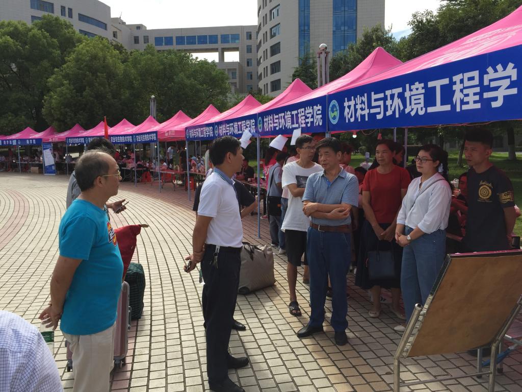 校领导视察我院迎新点