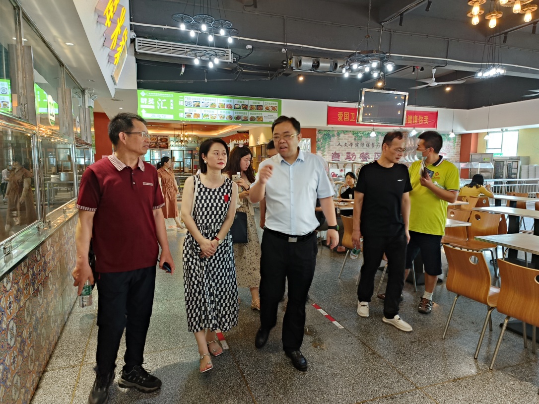 图1 蒋天海副市长(左三)、娄底市市场监管局领导一起到淳和楼二楼广东绿膳餐厅现场检查工作