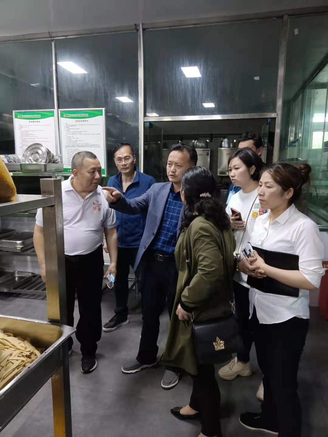 图二:省检查组领导在娄底市、娄星区市场监管局有关部门人员带领下对完美(中国)官方托管食堂二楼广东绿膳公司、一楼长沙锦茂餐饮公司进行抽检