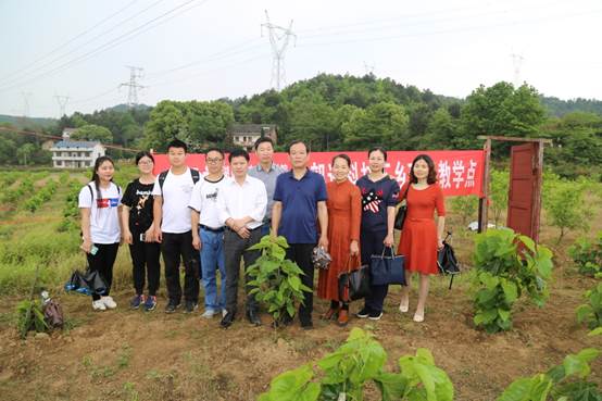 说明:E:\周丽华\农工党建设\2018年支部参加的活动\万乐村活动\曾志峰拍照\新闻稿用照片\IMG_3526.JPG